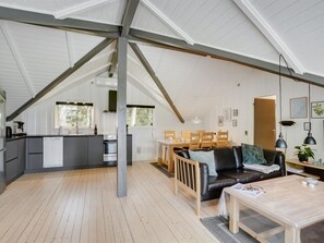 Tv, eldstad och dvd-spelare