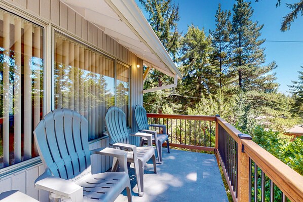 Property grounds - Hidden Oasis | Dog-friendly house in Manzanita with 3 decks, walk to the beach (Manzanita)