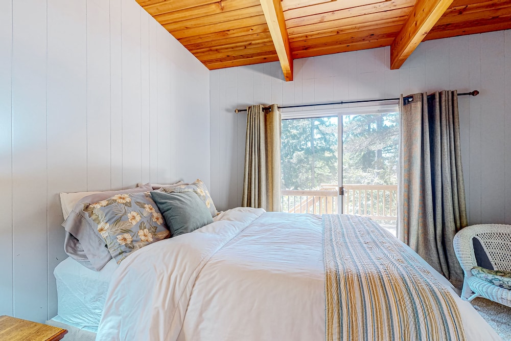 Hidden Oasis Dogfriendly house in Manzanita with 3 decks, walk to