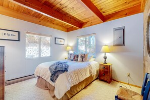 4 bedrooms, internet, bed sheets - Hidden Oasis | Dog-friendly house in Manzanita with 3 decks, walk to the beach (Manzanita)