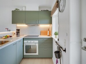 Refrigerador, lavavajillas y utensilios de cocina