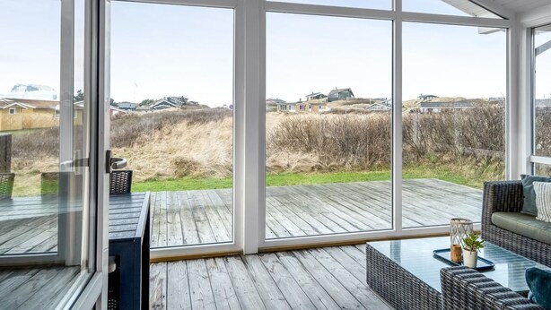 Amplia habitación con ventanas grandes que ofrecen vistas del paisaje circundante.