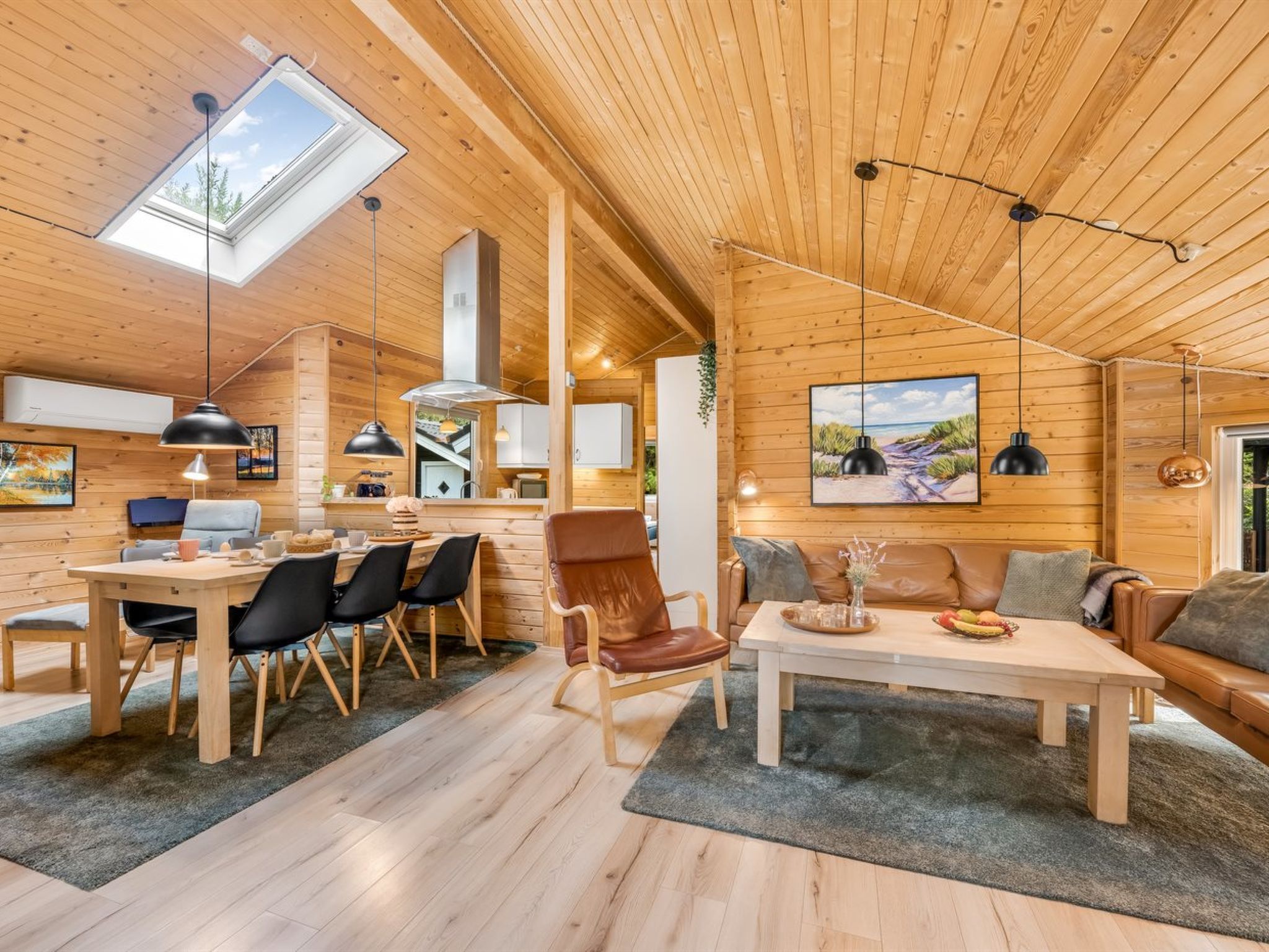 Een ruim interieur met een eethoek, keuken en woonkamer.