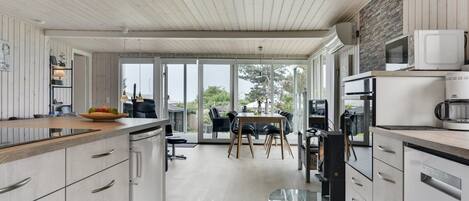 Een koelkast, een microgolfoven, een vaatwasser