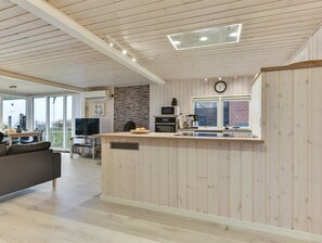 Kjøleskap, mikrobølgeovn, oppvaskmaskin og kjøkkenutstyr