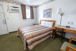 Traditional Single Room | Individually furnished, desk, laptop workspace, iron/ironing board