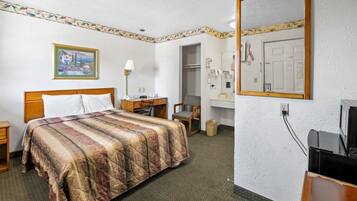 Traditional Single Room | Individually furnished, desk, laptop workspace, iron/ironing board