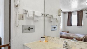 传统单人房 | 浴室 | 吹风机、毛巾、肥皂、洗发水