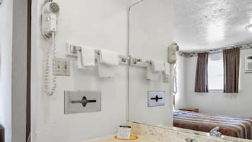 Chambre Simple Tradition | Salle de bain | SĂšche-cheveux, serviettes fournies, savon, shampoing