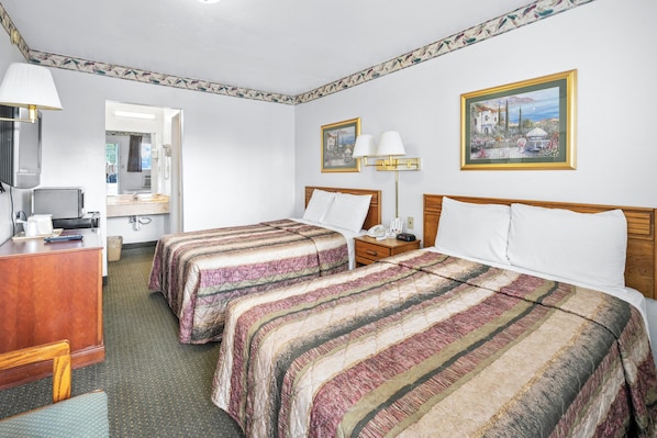 Habitación doble tradicional | Muebles diferentes, escritorio y espacio para trabajar con laptop