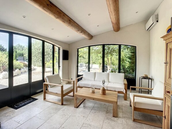 TV - Gite au Calme Avec Piscine (Noves)