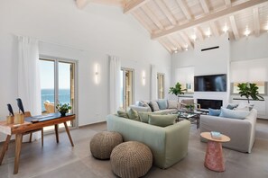 Smart TV, fireplace - Luxurious Villa with seafront view and infinity pool (Mparmpati)