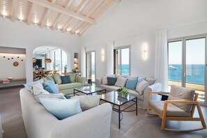Smart TV, fireplace - Luxurious Villa with seafront view and infinity pool (Mparmpati)