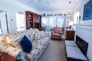 Una Smart TV, una chimenea, libros