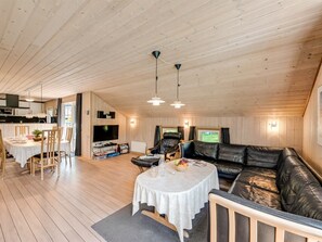 Tv, eldstad och dvd-spelare