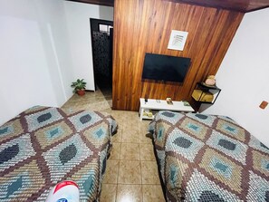 Comfort Double Room | Individually decorated, individually furnished, laptop workspace - Hostel Gufo Fortuna Arenal Volcano (La Fortuna)