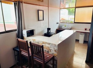 Habitación cuádruple Confort | Decoración personalizada y muebles diferentes 