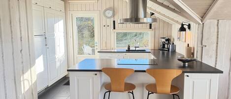 ثلاجة، ميكروويف، فرن، غسالة أطباق