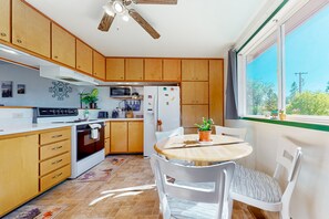 Fridge, microwave, oven, stovetop - Mom’s Mountain View | House in Somers (Somers)