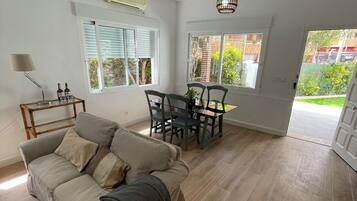 Una televisión de pantalla plana