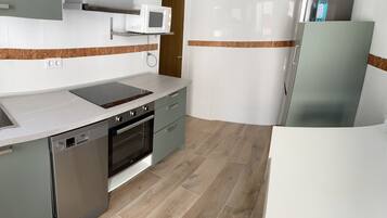 Micro-ondes, four, plaque de cuisson, lave-vaisselle