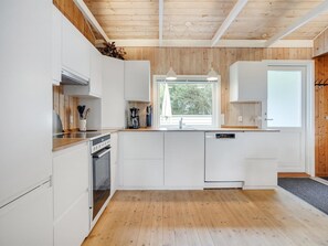 Køleskab, mikrobølgeovn, opvaskemaskine, køkkentøj/tallerkener/redskaber