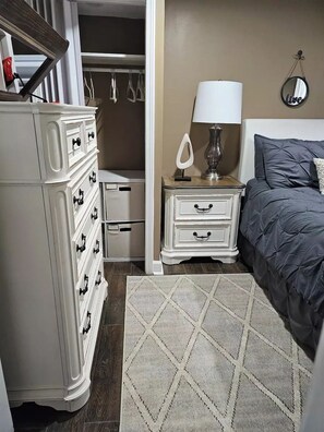 Room - Simple Luxury, 1 bdrm 1 bath-Full Kitchen - Cozy Private Garden Apt in Evanston! (Evanston)