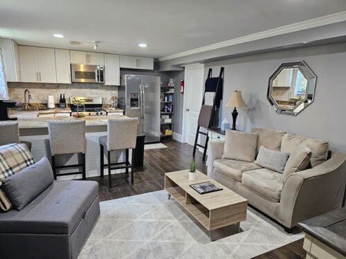 Simple Luxury, 1 bdrm 1 bath-Full Kitchen - Cozy Private Garden Apt in Evanston!
