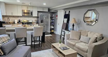 Simple Luxury, 1 bdrm 1 bath-Full Kitchen - Cozy Private Garden Apt in Evanston!