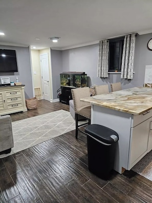 Dining - Simple Luxury, 1 bdrm 1 bath-Full Kitchen - Cozy Private Garden Apt in Evanston! (Evanston)