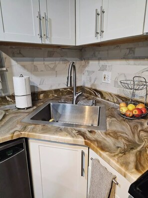 Private kitchen - Simple Luxury, 1 bdrm 1 bath-Full Kitchen - Cozy Private Garden Apt in Evanston! (Evanston)
