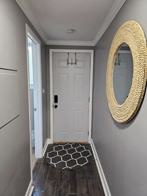 Interior - Simple Luxury, 1 bdrm 1 bath-Full Kitchen - Cozy Private Garden Apt in Evanston! (Evanston)