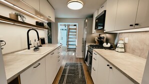 Et moderne køkken med to vaske, en komfur og en mikrobølgeovn.