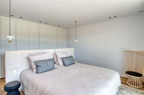 6 bedrooms, iron/ironing board, WiFi, bed sheets