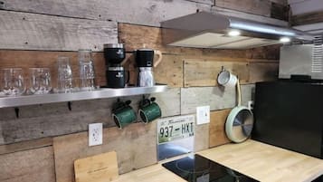 Kühlschrank, Herdplatte, Wasserkocher mit Kaffee-/Teezubehör