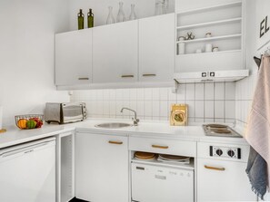 雪櫃、高腳椅、廚房用具/餐具/器皿