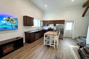 Interior - 30 min to Chicago|2 TVs |Fireplace |W/D|Parking (Naperville)