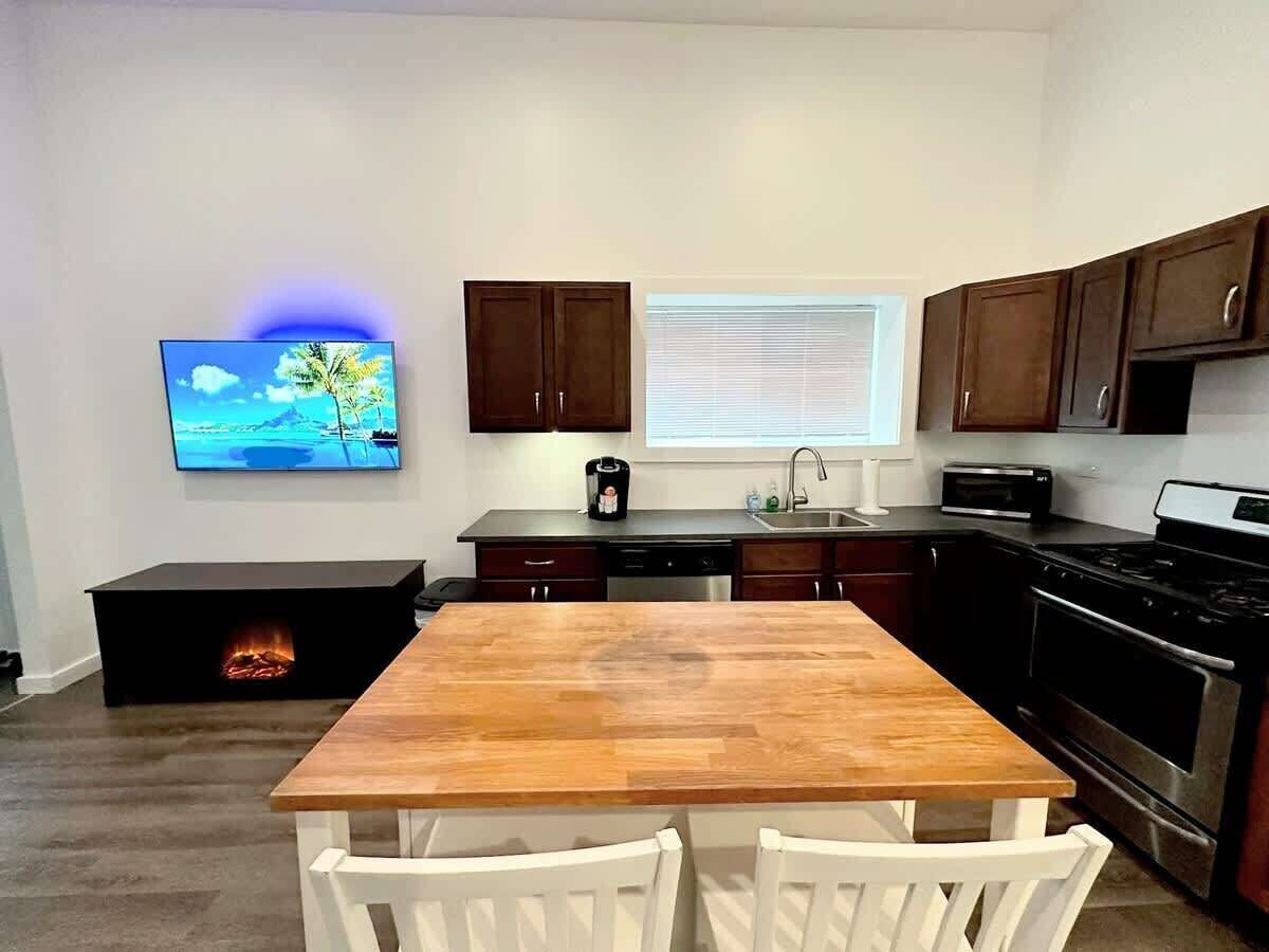 Coffee/tea maker, fridge, microwave, oven