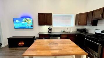 Coffee/tea maker, fridge, microwave, oven