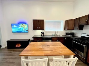 Coffee/tea maker, fridge, microwave, oven - 30 min to Chicago|2 TVs |Fireplace |W/D|Parking (Naperville)