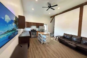 Smart TV, fireplace - 30 min to Chicago|2 TVs |Fireplace |W/D|Parking (Naperville)