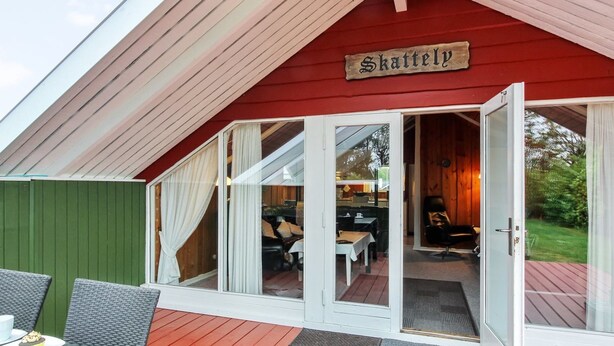 A red-roofed building with a sign reading "Skattelev."
