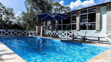 Una piscina al aire libre