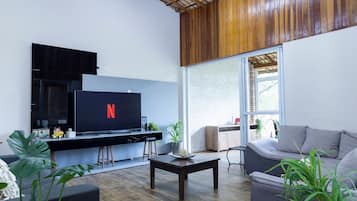 Villa | Área de sala de estar | Televisión de pantalla plana de 43 pulgadas con canales por cable