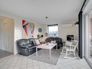 Televisie, een open haard en een dvd-speler