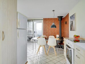 Køleskab, opvaskemaskine, køkkentøj/tallerkener/redskaber