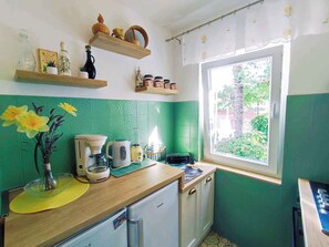 Fridge, microwave, oven, stovetop - Holiday apartment with balcony (Baška)
