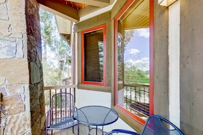 Property grounds - Mountain view condo with pool, hot tubs & gym - short walk to gondola (Steamboat Springs)