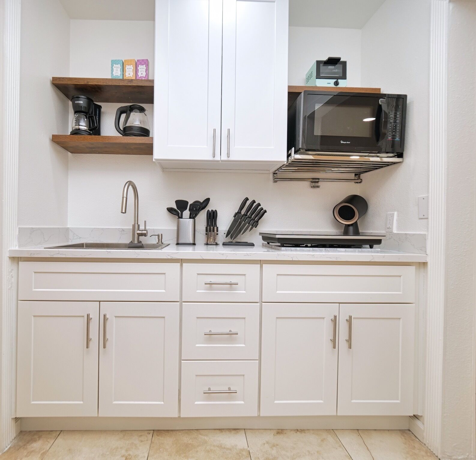 Kylskåp, mikrovågsugn, ugn och spishäll