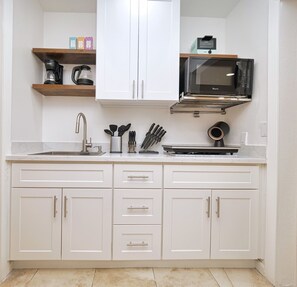 Fridge, microwave, oven, stovetop - Molivu Homes Studio | PetFriendly | King Bed | W/D (Los Gatos)